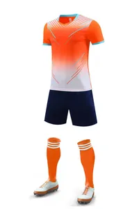 Ensemble de football complet avec maillot dégradé orange, short bleu et chaussettes.