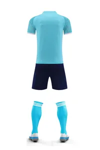 Vue arrière complète de la tenue de football bleu clair à manches courtes et short