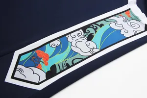 Dettaglio ravvicinato della grafica con nuvole e onde orientali sulla maglia da basket blu