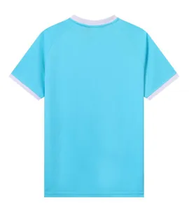 Achteraanzicht van ademend hemelblauw voetbalshirt met contrasterende witte rand
