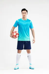 Volledig beeld van een lichtblauw voetbalshirt en een marineblauwe short op een model