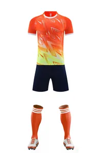 Vue de face de l'ensemble de maillot de football dégradé orange et jaune avec short