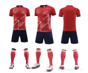 Volledige weergave van rood voetbaltenue met witte geometrische patronen van drie kanten