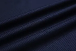 Dettaglio ravvicinato del tessuto mesh traspirante blu navy per divise da basket.
