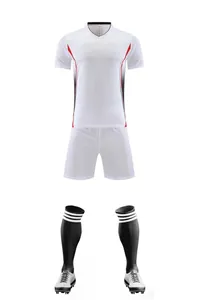 Tenue de football blanche à séchage rapide avec maillot, short, chaussettes et crampons.