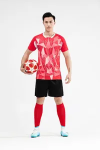Vorderansicht eines männlichen Modells in einem roten Fußball-Trainingsset mit Löwenmuster