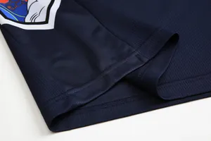 Vista macro dettagliata che mostra la trama del tessuto mesh della maglia da basket