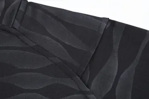 Gros plan sur les coutures doubles durables d'un maillot de football gris foncé
