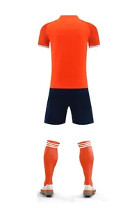 Vue arrière de l'ensemble de football orange et bleu avec maillot, short et chaussettes
