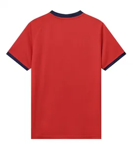 Gedetailleerd achteraanzicht van rood voetbalshirt met marineblauwe contrasterende boorden