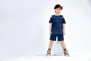 Detail van blauwe voetbaltrainingsset voor jongens met sportieve hoofdband en schoenen