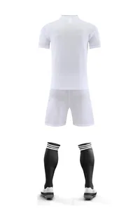 Vue arrière d'un ensemble de maillot de football blanc vierge avec short et chaussettes