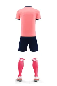Vue arrière d'un ensemble de maillot de foot rose respirant et short bleu marine