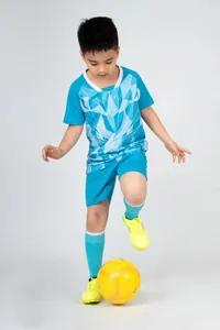 Detailansicht eines blauen Fußballtrikots für Jungen mit modernem geometrischem Muster.