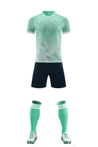 Vue complète du kit de football vert menthe dégradé avec maillot, short et bas