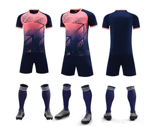 Detailweergave van het donkerblauw en roze geometrische voetbaltenue met sokken