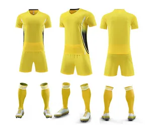 Vue sous trois angles d'un ensemble d'uniforme de football jaune séchant rapidement pour sport