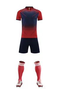 Tenue de football complète avec maillot dégradé bleu marine et rouge, short et chaussettes