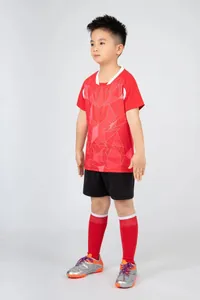 Gesamtansicht des Kinder-Fußballtrikot-Sets mit rotem Löwengrafik-Shirt und schwarzen Shorts.