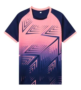 Detailweergave van ademend voetbalshirt met een geometrisch kleurverlooppatroon