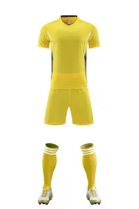 Vue détaillée de l'ensemble de football jaune respirant comprenant un maillot et un short.