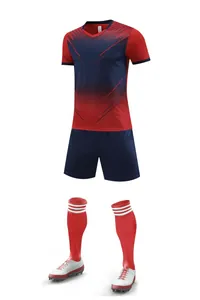Tenue de football pro avec maillot dégradé rouge bleu short chaussettes et chaussures sport