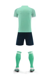 Vue arrière détaillée d'un ensemble de football dégradé vert menthe avec short et bas.