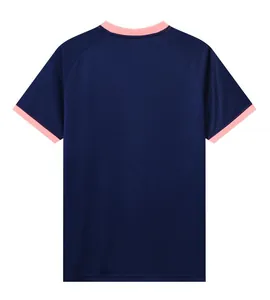 Gedetailleerd achteraanzicht van marineblauw voetbalshirt met roze contrastkraag en mouwen