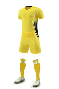 Ensemble de football jaune vif avec maillot, short et chaussettes assorties