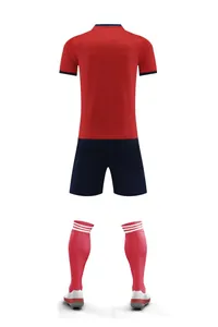 Vue arrière d'un ensemble de maillot de football rouge et bleu marine respirant pour entraînement