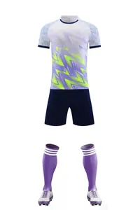 Ensemble de football complet avec maillot dégradé, short bleu marine et chaussettes violettes.