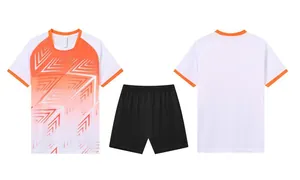 Gedetailleerd overzicht van wit en oranje voetbaltenue met zwarte short