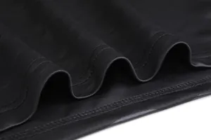 Gros plan montrant les coutures de haute qualité et le tissu respirant du survêtement.