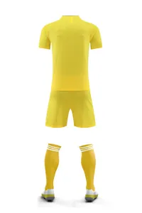 Vue arrière d'un ensemble de football jaune uni comprenant maillot, short et chaussettes