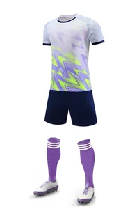 Kit de football professionnel avec maillot dégradé short chaussettes mauves et crampons