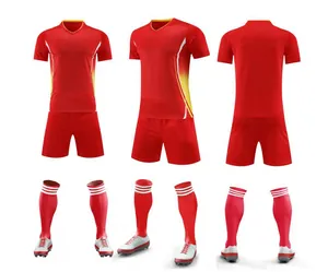 Vue détaillée montrant l'avant, le côté et l'arrière de la tenue de foot rouge