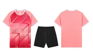 Detailweergave van roze en rood geometrisch voetbalshirt met zwarte sportshort set