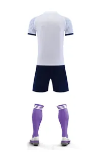 Vue arrière de la tenue de football professionnelle blanche et bleu marine avec maillot et short