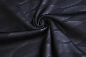Gros plan sur un tissu en maille de polyester noir respirant pour les sports