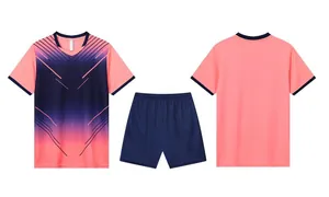 Vue détaillée de l'uniforme de foot rose et bleu marine avec motif géométrique dégradé