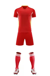 Ensemble complet de maillot de foot rouge respirant comprenant short et chaussettes
