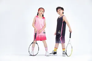 Detailaufnahme von Kinder-Basketballtrikots mit Farbverlauf an Modellen mit Schlägern.