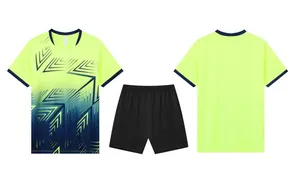 Sneldrogende voetbalset met neongroen gradiƫntpatroon en zwarte korte sportbroek.