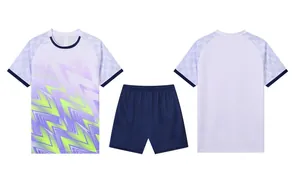 Vue avant et arrière du maillot de foot dégradé et de l'ensemble short bleu marine
