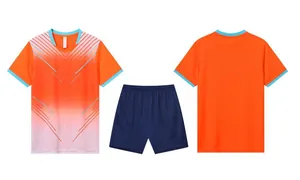 Vue détaillée avant et arrière du maillot de foot dégradé orange avec un short bleu marine