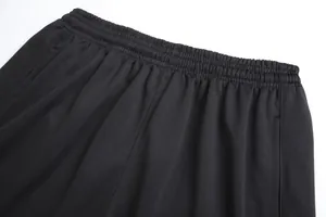 Gros plan détaillé de la taille élastique de ce pantalon de sport de football noir