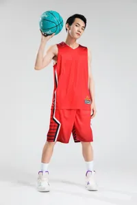 Professionelle Ganzkörperansicht eines atmungsaktiven roten Basketballtrikot-Sets für Herren