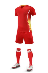 Vue détaillée de l'ensemble de football rouge à séchage rapide avec maillot et chaussures