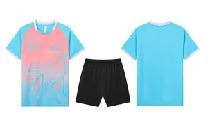 Voor- en achteraanzicht van ademende lichtblauwe voetbalset met zwarte korte broek