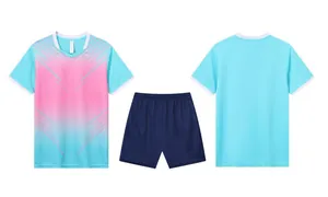 Ensemble de football bleu clair et rose avec maillot respirant et short bleu marine